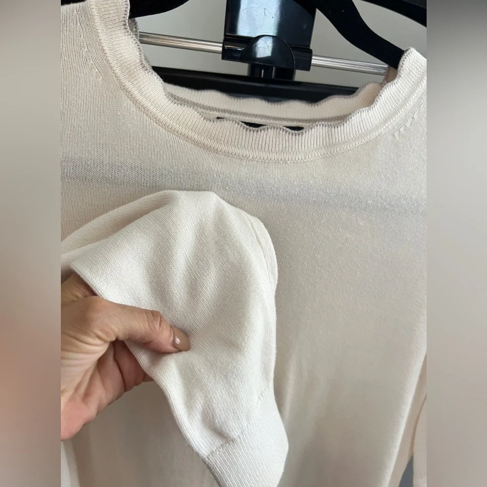🤍👜BANANA REPUBLIC SCALLOPED SWEATER SIZE SMALL👜🤍